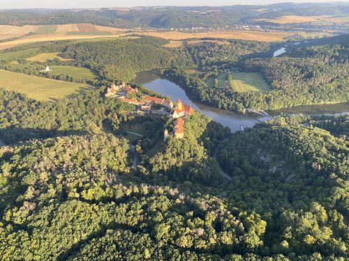 Let balónem nad Brněnskou přehradou poblíž hradu Veveří