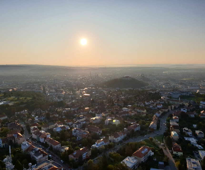 pohled z balonu při letu nad Brnem